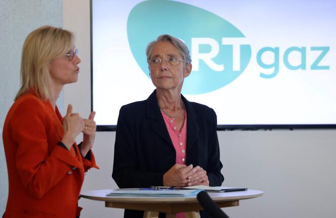 La première ministre Elisabeth Borne et la ministre de la transition énergétique Agnès Pannier-Runacher après une présentation à GRTGaz, à Bois-Colombes (Hauts-de-Seine), le 23 juin 2022.  