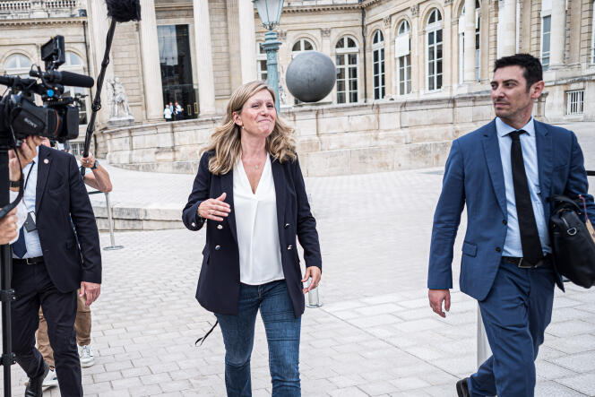 Les nouveaux députés de la 16e législature font leur entrée au Palais-Bourbon. La ministre des outre-mer, Yaël Braun-Pivet, est interrogée au sujet de sa candidature à la présidence de l ’Assemblée nationale alors qu’elle traverse la cour d’honneur, à Paris, le 21 juin 2022.