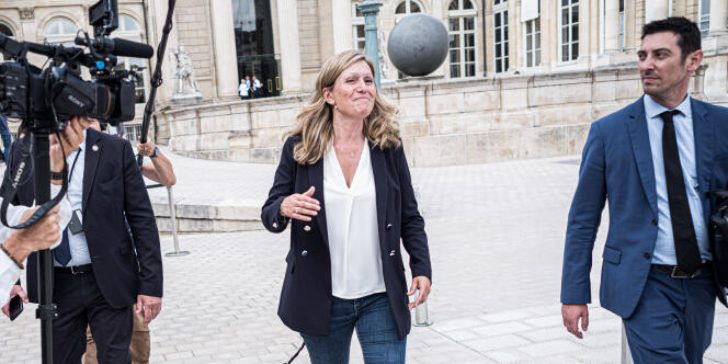 Los nuevos diputados de la 16ª legislatura entran en el Palais-Bourbon.  La ministra de ultramar, Yaël Braun-Pivet, es cuestionada sobre su candidatura a la presidencia de la Asamblea Nacional mientras camina por el patio principal de París el 21 de junio de 2022.