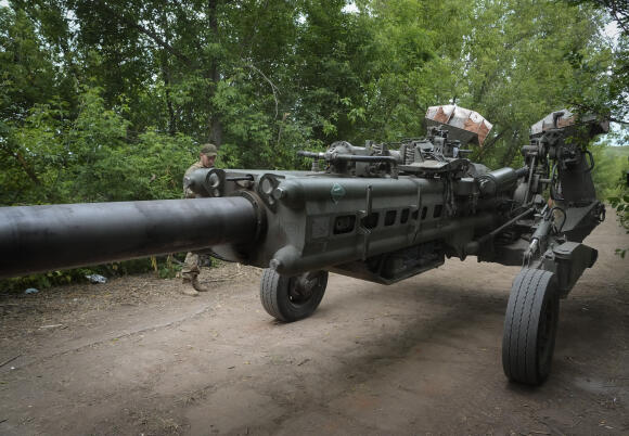 Des soldats ukrainiens déplacent un obusier M777 fourni par les Etats-Unis pour le mettre en position de tir, dans la région  de Donetsk, dans l’est de l’Ukraine, le 18 juin 2022.
