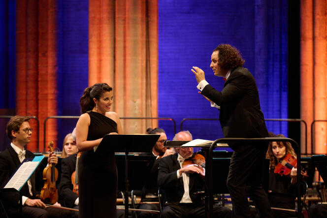 La soprano Jodie Devos chante le « Stabat Mater », de Poulenc, avec l’Orchestre national de Lille, sous la direction d’Alexandre Bloch, au Festival de Saint-Denis (Seine-Saint-Denis), le 23 juin 2022.