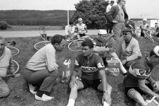 Raymond Poulidor et Roger Pingeon pendant le ravitaillement du Tour de France, en 1968.