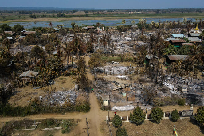 Vista aérea de un barrio de la comuna de Mingin, región de Sagaing, incendiado por la junta.  La foto está fechada el 3 de febrero de 2022.