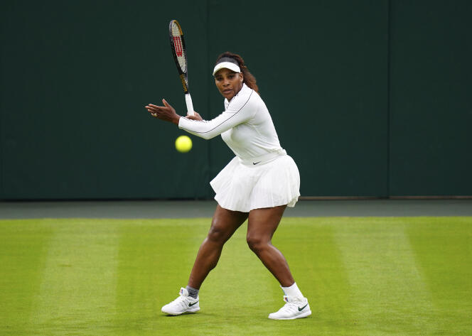 Serena Williams à l’entraînement sur le Center Court du All England Lawn Tennis and Croquet Club de Londres, le 24 juin 2022.