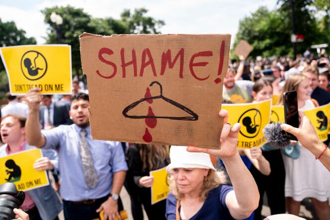 Activistas por el derecho al aborto protestan frente a la Corte Suprema de EE. UU. después de la anulación de Roe vs.  Wade en Washington el 24 de junio de 2022.