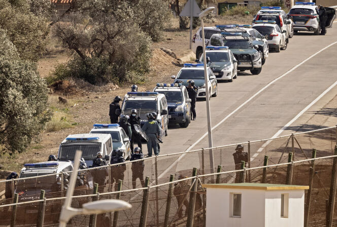 Des membres de la garde civile espagnole à la frontière entre le Maroc et l’enclave de Melilla, le 4 mars 2022.