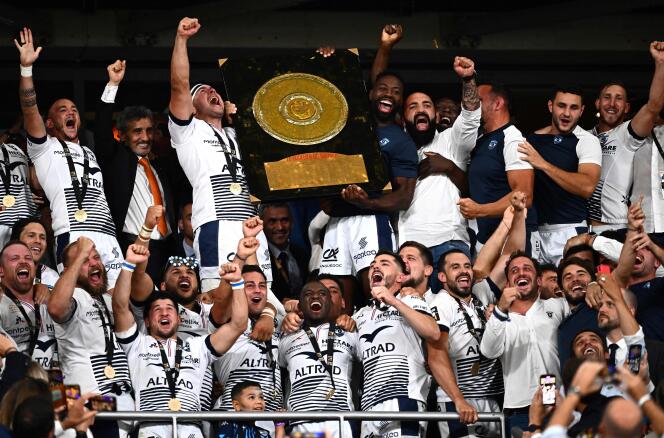 Guilhem Guirado and Fulgence Ouedraogo brandish the Brennus shield after their victory in the Top 14 final against Castres (29-10), at the Stade de France, June 24, 2022.