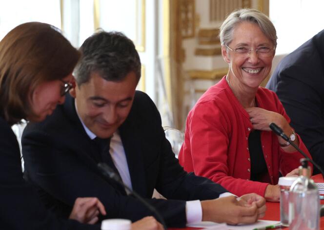 La première ministre, Elisabeth Borne (à droite), et deux de ses ministres, Gérald Darmanin et Amélie de Montchalin, à Matignon, le 21 juin 2022.  