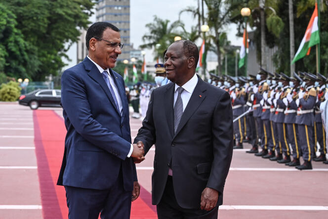 Les présidents Mohamed Bazoum (Niger) et Alassane Ouattara (Côte d’Ivoire) au palais présidentiel d’Abidjan, le 23 juin 2022.