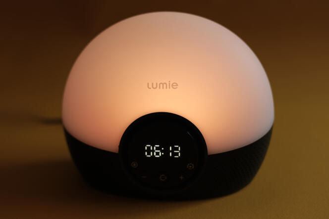 Le Lumie 150 peut faire office de lampe de chevet, il produit un lumière très douce, et très chaude.