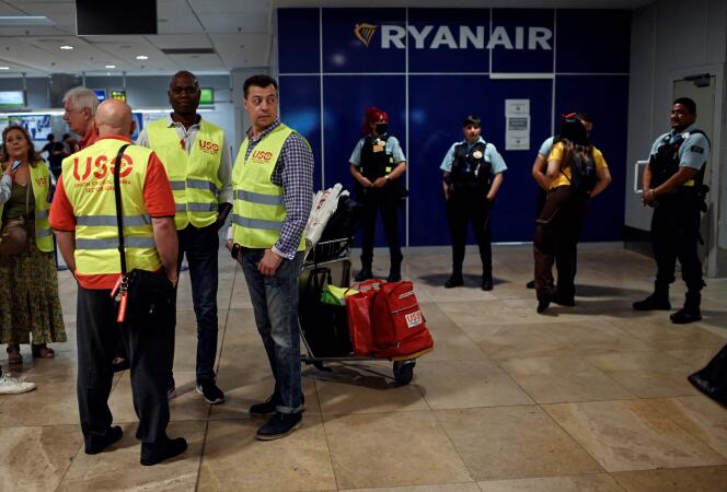 Des agents de sécurité de l’aéroport Adolfo Suarez Madrid-Barajas alors que des salariés de Ryanair se réunissent pour une grève, le 24 juin 2022, à Madrid.
