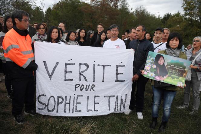 La mère (2e à gauche) et le père (en tee-shirt blanc) de Sophie Le Tan lors d’une marche en hommage à leur fille disparue, à Mundolsheim, dans l’est de la France, en septembre 2019. 