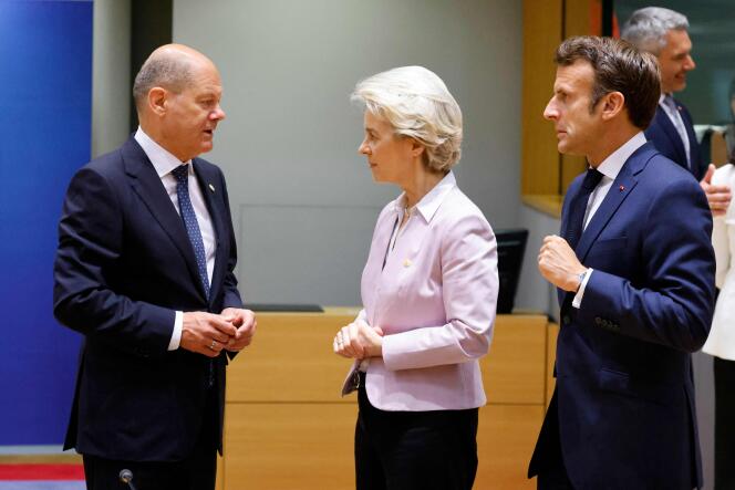 Le chancelier allemand Olaf Scholz, la présidente de la Commission européenne Ursula von der Leyen et le président français Emmanuel Macron, à Bruxelles, le 23 juin 2022.