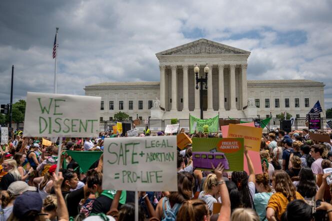 Des personnes manifestent à la suite de l’annulation du jugement autorisant l’avortement aux Etats-Unis, devant la Cour suprême, à Washington, le 24 juin 2022.
