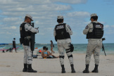 La garde nationale patrouille sur la Playa Pescadores, à Tulum (Mexique), le 8 novembre 2021.
