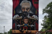 Screenshot of a photo of the mural Le Marionnettiste (The Puppeteer), created by artist Lekto and posted on his Instagram account.