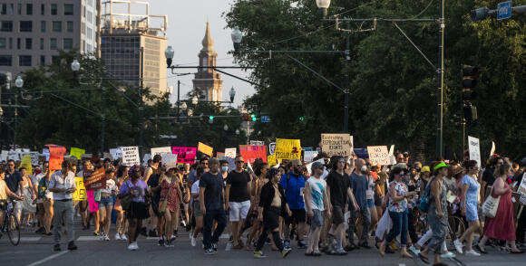 Les pro-avortement marchent dans le quartier des affaires de la Nouvelle-Orléans, en Louisiane.