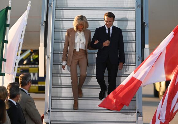 Emmanuel Macron et son épouse Brigitte Macron descendent de leur avion à l’aéroport Franz Josef Strauss de Munich.