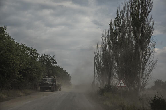 Donbass, Ukraine, le 24 juin 2022 Des militaires ukrainiens sur la route qui mène à Lyssytchansk et Sievierodonetsk. Photo Laurent Van der Stockt pour Le Monde