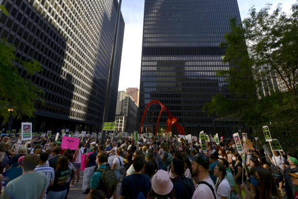 Des manifestants rassemblés à Federal Plaza, à Chicago.