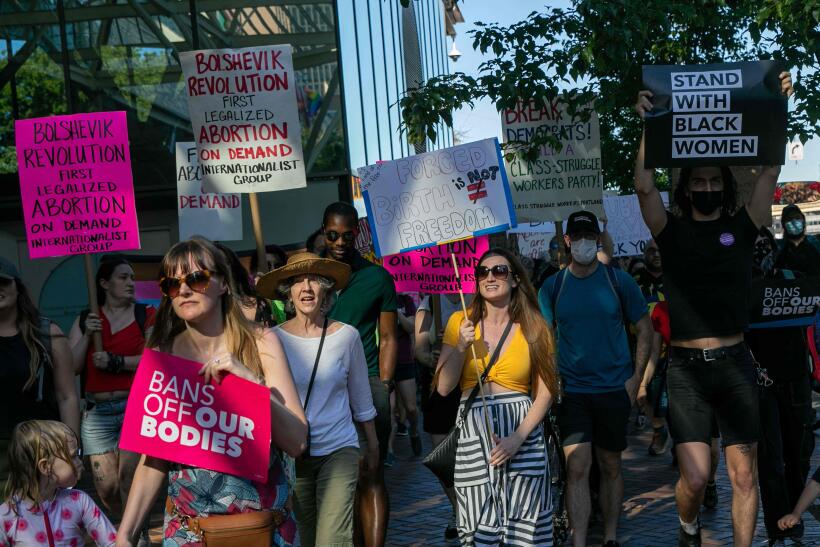 Des manifestants en faveur du droit à l’avortement défilent dans les rues de Portland (Etats-Unis), vendredi 24 juin 2022.