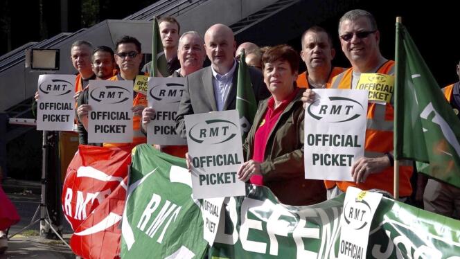 Le secrétaire général du syndicat des transports Mick Lynch pose pour des médias sur un piquet de grève à  Euston Station, à Londres, le 25 juin 2022. 