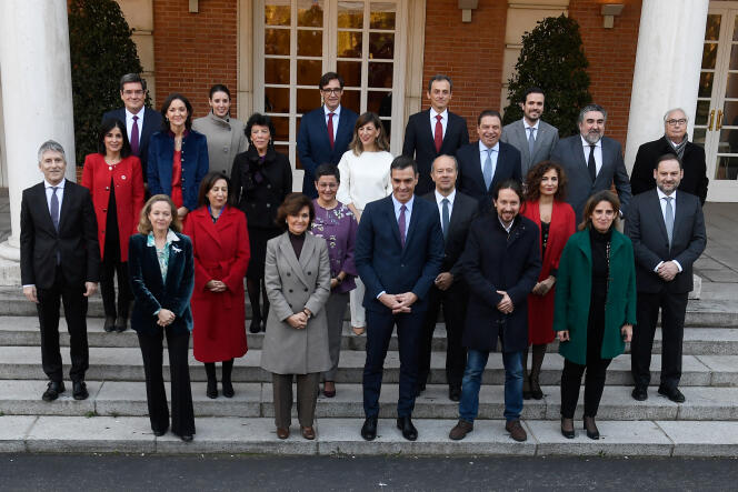Le mremier ministre espagnol, Pedro Sanchez (au centre,) avec les ministres de son gouvernement de coalition à Madrid, le 14 janvier 2020.