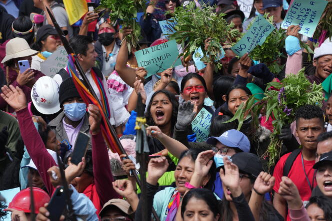 Des femmes et des étudiants indigènes rassemblés devant l’université centrale de Quito, le 25 juin 2022. 
