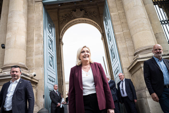 Marine Le Pen, présidente du groupe Rassemblement national à l’Assemblée nationale, retrouve ses députés sur la place du Palais-Bourbon, le 22 juin 2022.