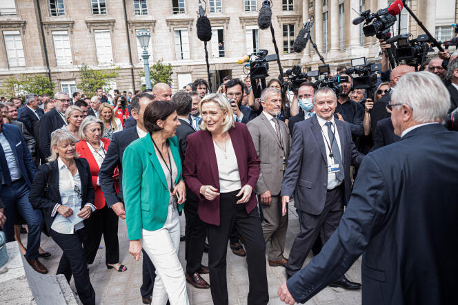 Marine Le pen discute avec Laure Lavalette, députée RN du Var, en traversant la cour d’honneur de l’Assemblée nationale devant de nombreux journalistes, le 22 juin 2022.