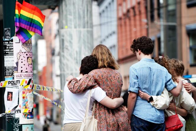 Des jeunes se recueillent aux abords du London Pub, à Oslo. Dans la nuit du 24 au 25 juin, deux personnes sont mortes et vingt et une autres ont été blessées, dans ce que la population interprète comme un attentat homophobe.