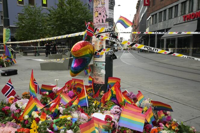 Des fleurs et des drapeaux LGBT ont été déposés sur les lieux d’une fusillade qui a tué deux personnes et en a blessé une vingtaine, dans le centre d’Oslo, le 25 juin 2022. 