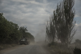 Des militaires ukrainiens sur la route qui mène à Lyssytchansk et Sievierodonetsk, dans le Donbass, dans l’est de l’Ukraine, le 24 juin 2022.