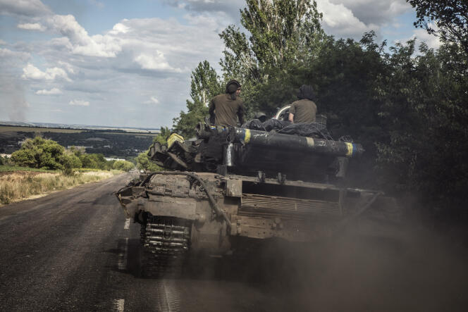 Des militaires ukrainiens sur la route qui mène à Lyssytchansk et Sievierodonetsk, dans le Donbass, le 24 juin 2022.