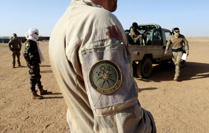 En décembre 2021, des officiers des forces d’opérations spéciales de la marine française assistaient à une formation avec des soldats maliens, sur la base militaire de Menaka, au Mali.