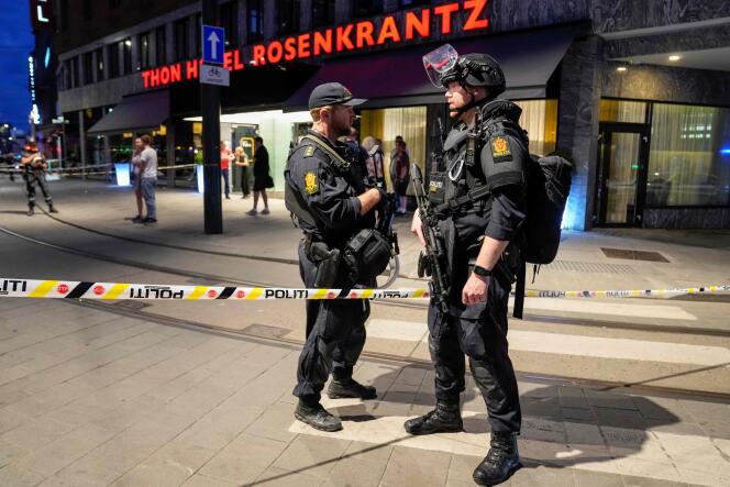 Policja zabezpiecza scenę strzelaniny w centrum Oslo 25 czerwca 2022 r.