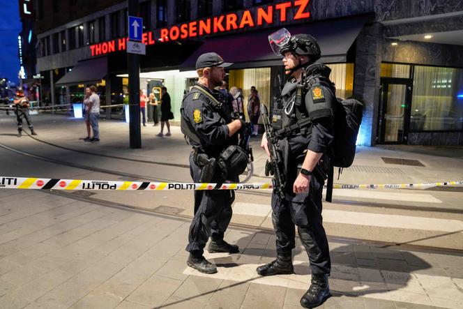 Police guard the scene of a shooting on June 25, 2022 in downtown Oslo.