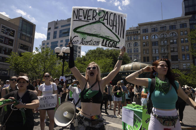 Une militante du droit à l’avortement lève une pancarte lors d’une manifestation contre la décision de la Cour suprême d’annuler l’arrêt Roe vs Wade, à New York, le 25 juin 2022.