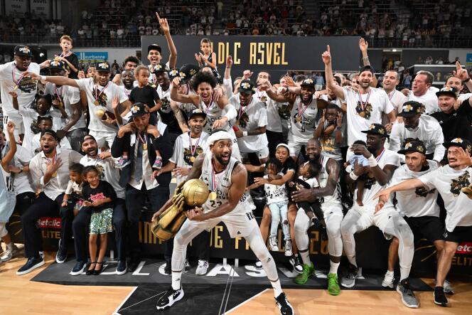 ASVEL players savor the 21st title in club history acquired against Monaco, in Villeurbanne, on June 25, 2022.