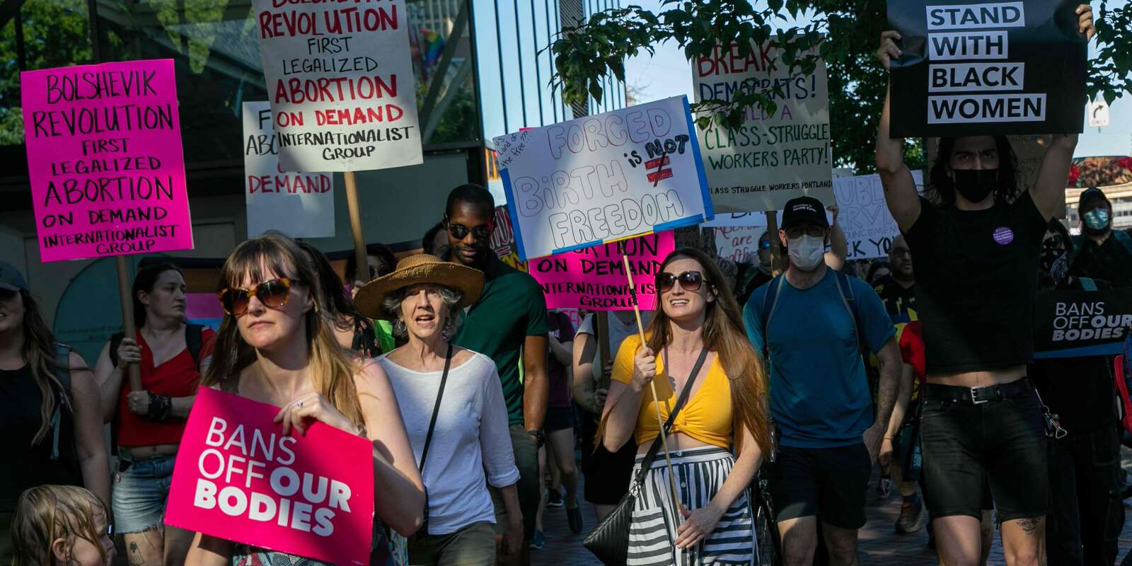 Des manifestants en faveur du droit à l’avortement défilent dans les rues de Portland (Etats-Unis), vendredi 24 juin 2022.