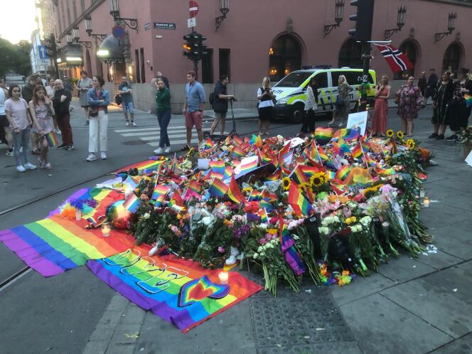 En signe de solidarité, de nombreuses personnes, souvent en larmes et silencieuses, ont déposé des drapeaux arc-en-ciel et des fleurs près des lieux de l’attaque bouclés par la police.