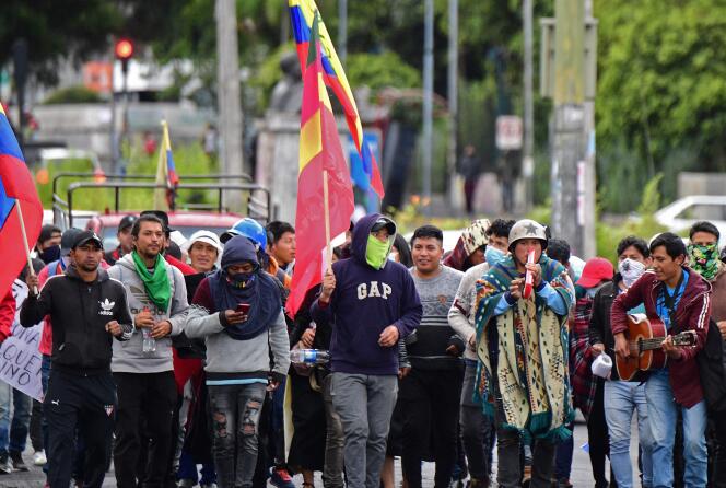 Des manifestants indigènes se rendent à un rassemblement au parc El Arbolito, à Quito, le 26 juin 2022.
