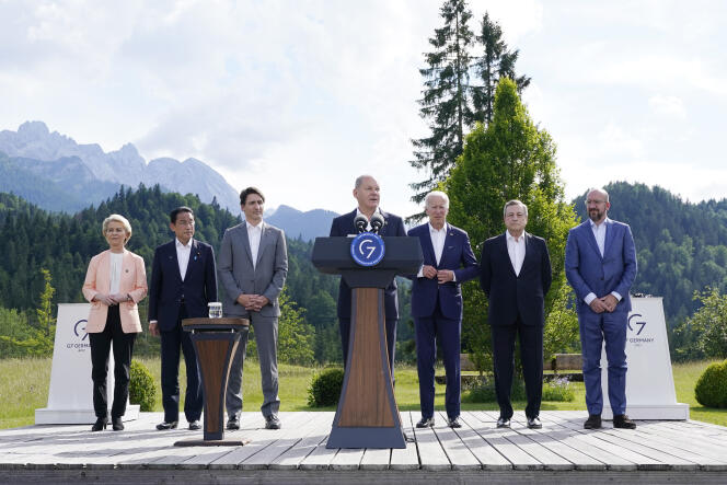 オラフ・ショルツ連邦首相（中央）と（左から右へ）欧州委員会委員長のウルズラ・フォン・デア・ライエン。 岸田文雄、日本の首相。 ジャスティン・トルドー、カナダ首相。 ジョー・バイデン、米国大統領。 マリオドラギ、イタリア大臣評議会議長。 そして、2022年6月26日日曜日にドイツのエルマウで開催されたG7サミットの傍観者である、欧州理事会の議長であるシャルル・ミシェル。 