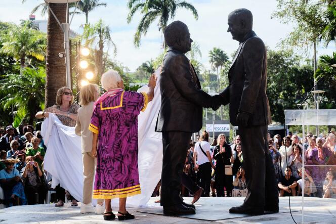 La statue de la poignée de main entre Jacques Lafleur, chef de file des partisans du maintien de la Nouvelle-Calédonie dans la République française, et Jean-Marie Tjibaou, leader des indépendantistes kanak, échangée le jour de la signature des accords de Matignon, le 26 juin 1988, a été inaugurée à Nouméa, le 26 juin 2022.