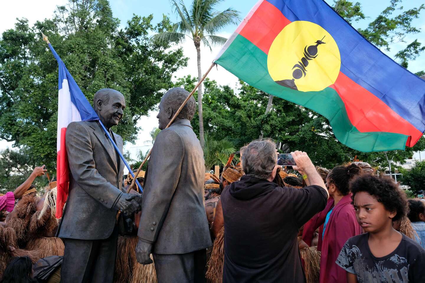 Une statue de la célèbre poignée de main entre Tjibaou et Lafleur, symbole de paix, inaugurée à Nouméa