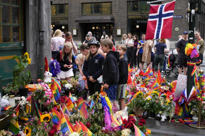 Des personnes déposent des fleurs sur les lieux de la fusillade d’Oslo, en Norvège, dimanche 26 juin 2022.