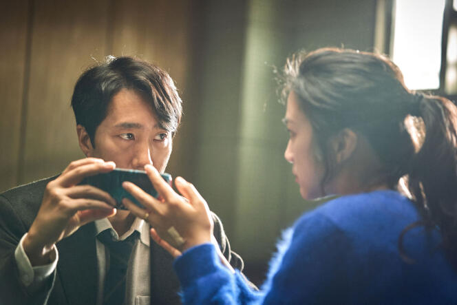Le policier Hae-joon (Park Hae-il) et la veuve Seo-rae (Tang Wei) dans « Decision to Leave », de Park Chan-wook. 