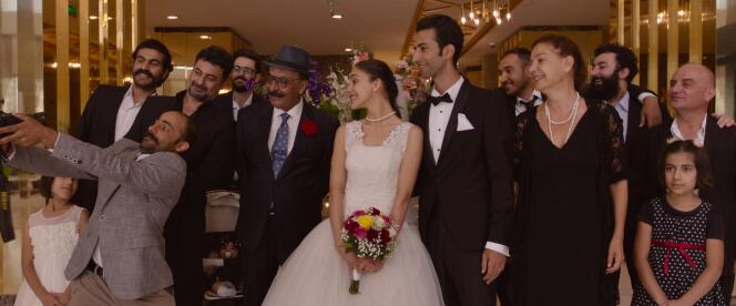  Au centre : les mariés Ziné (Dilîn Döger, à gauche) et Avdal (Galyar Nerway, à droite) dans « Goodnight Soldier », d’Hiner Saleem.