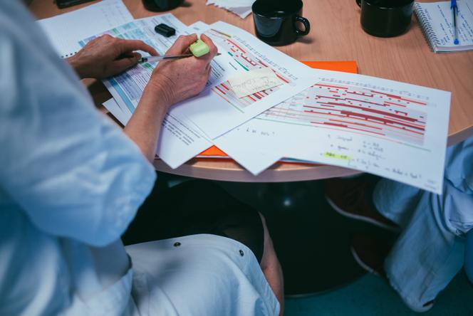 Discussion autour des plannings et de la réorganisation des services dans le cadre de la fermeture prochaine d'une unité, au CHU de Rennes, le 15 Juin 2022.