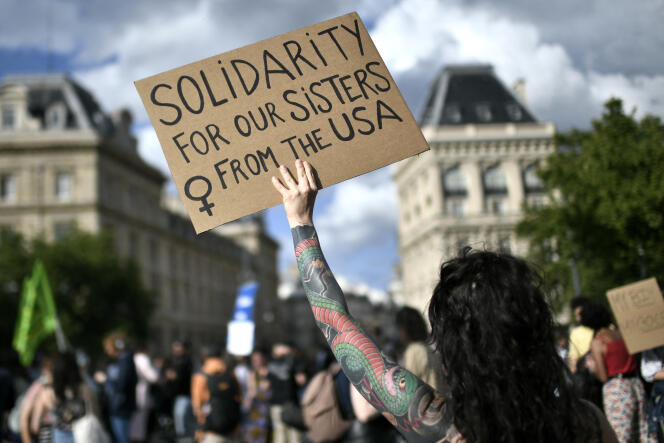 Lors de la manifestation pour défendre le droit à l’avortement, place de la République, à Paris, le 24 juin 2022.
